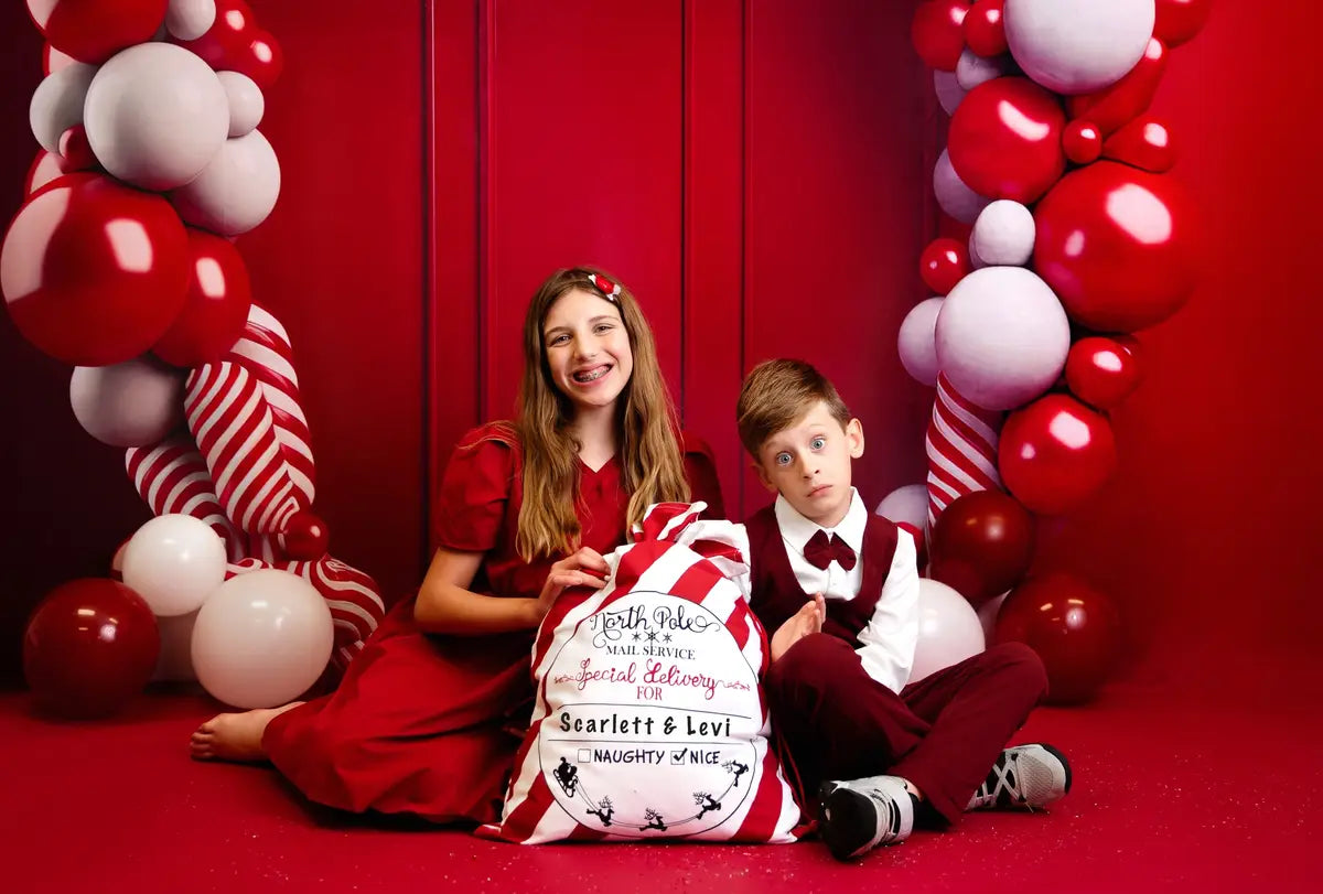 Candycane Balloonsboog tegen Rode Wandachtergrond Ontworpen door Megan Leigh Fotografie