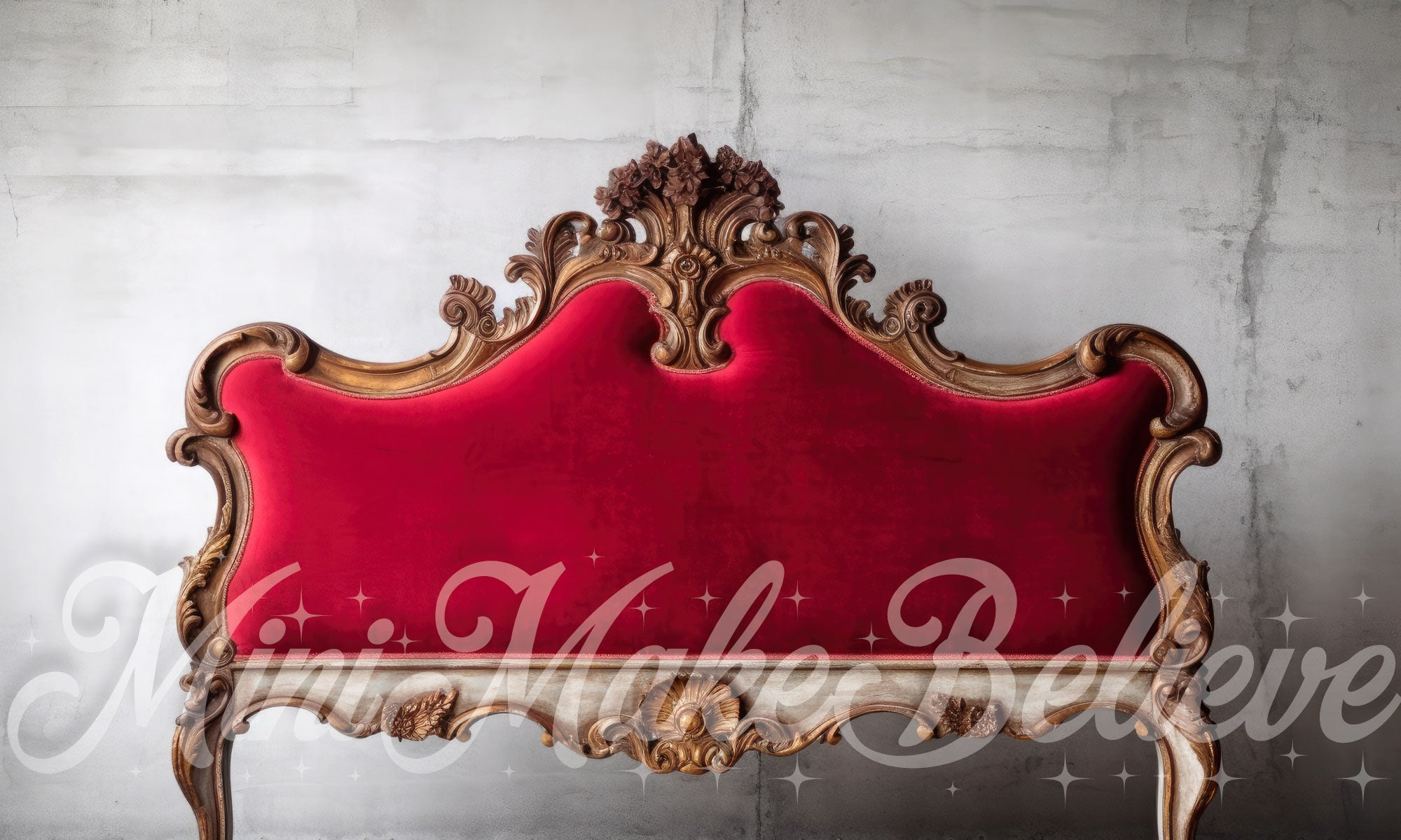 Cabecera de madera roja de terciopelo elegante y con estilo para el fondo de boudoir diseñada por Mini MakeBelieve.