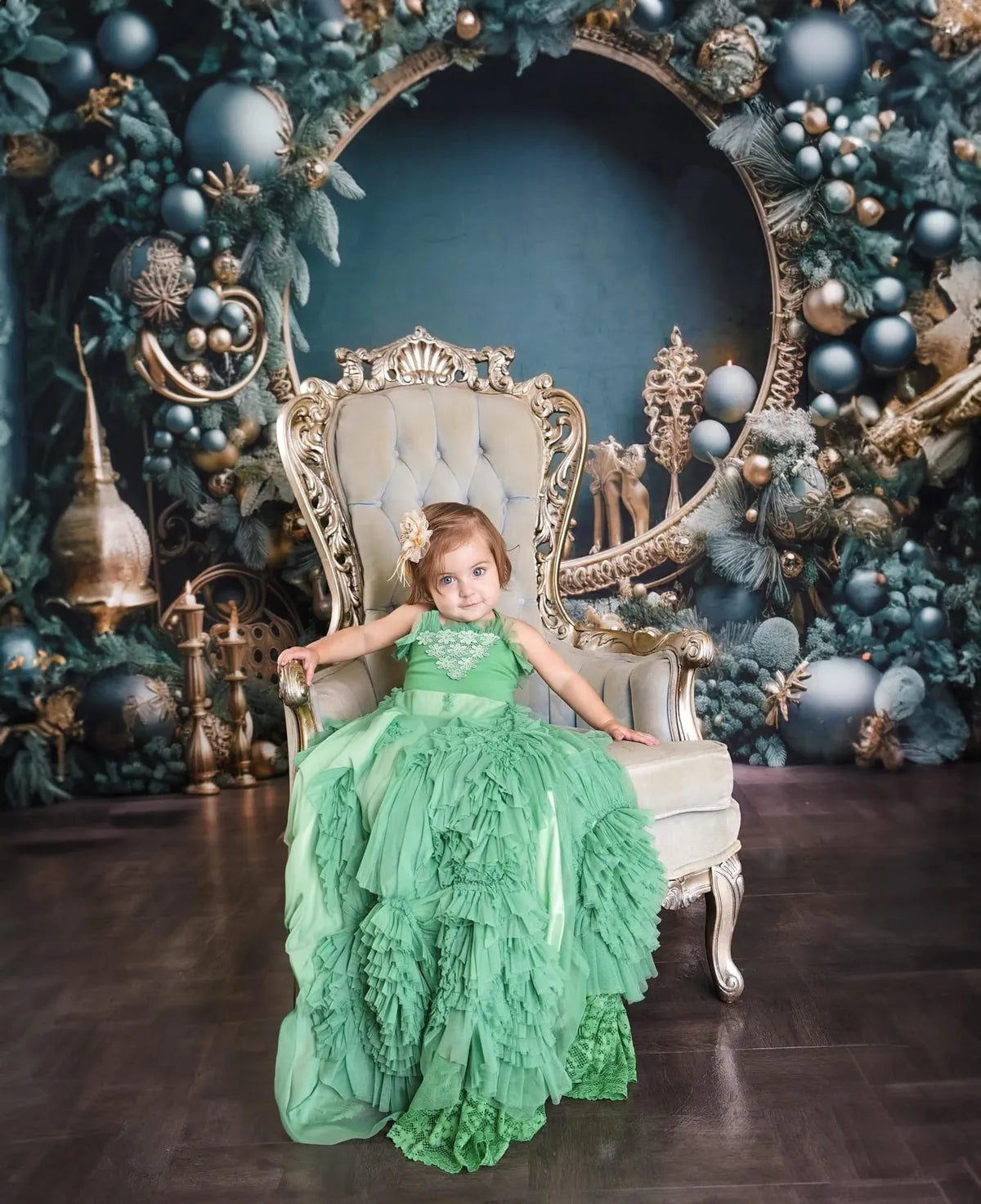 Corona natalizia verde vintage per parete con sfondo in pile disegnato da Emetselch