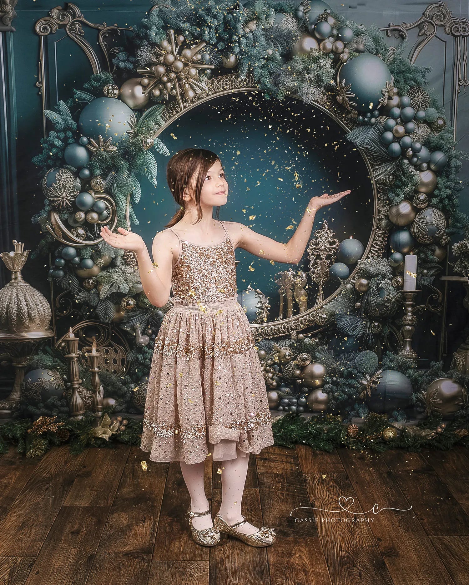 Corona natalizia verde vintage per parete con sfondo in pile disegnato da Emetselch