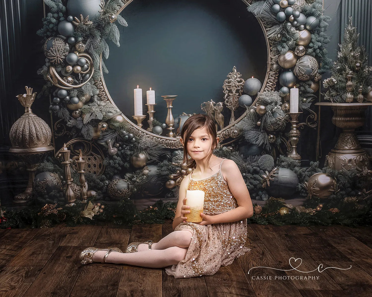 Corona natalizia verde vintage per parete con sfondo in pile disegnato da Emetselch