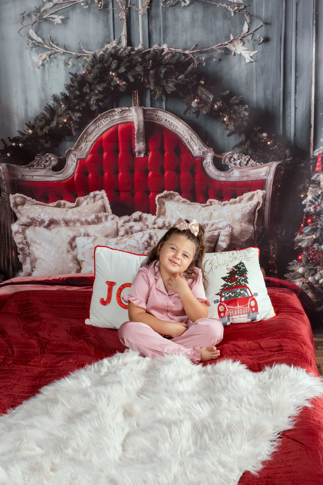 Cabecera roja de Navidad en una pared verde diseñada por Emetselch