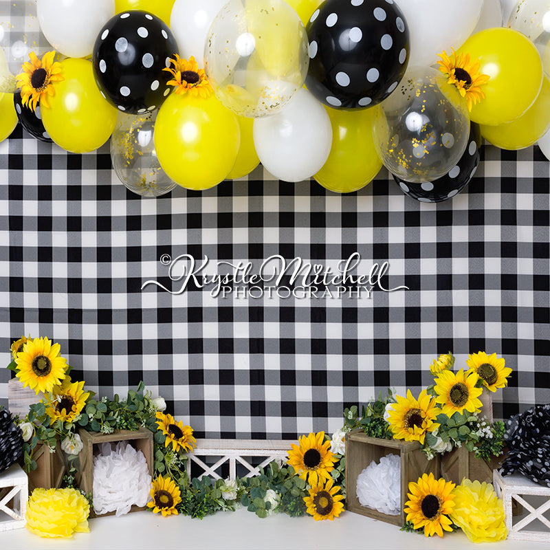 Fondo de globos de flores de girasol y cuadros negros diseñado por Krystle Mitchell Photography.