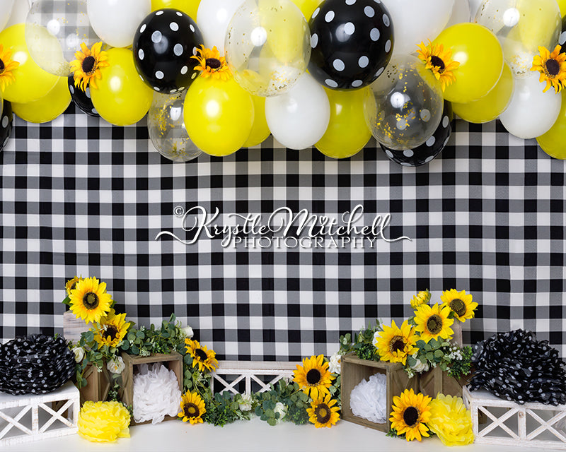 Fondo de globos de flores de girasol y cuadros negros diseñado por Krystle Mitchell Photography.