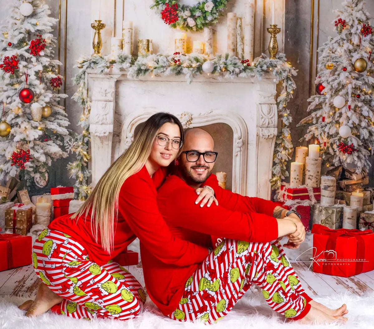 Soporte de velas blancas para árbol de Navidad diseñado por Chain Photography