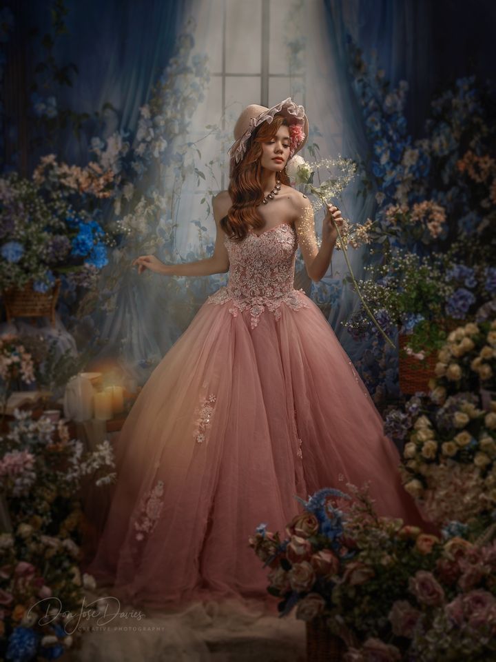 Blauwe bloemen gordijn raam kamer lentecoulisse ontworpen door Emetselch