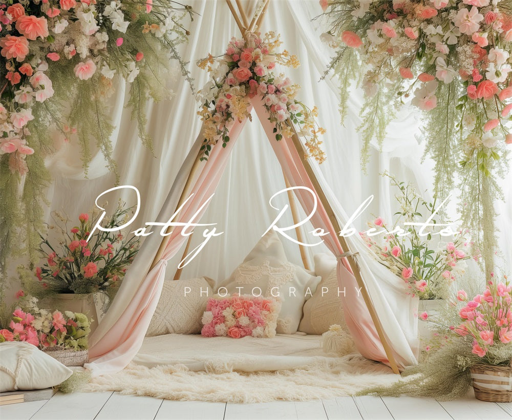 Teepee de primavera blanc con un fondo de flores diseñado por Patty Robert
