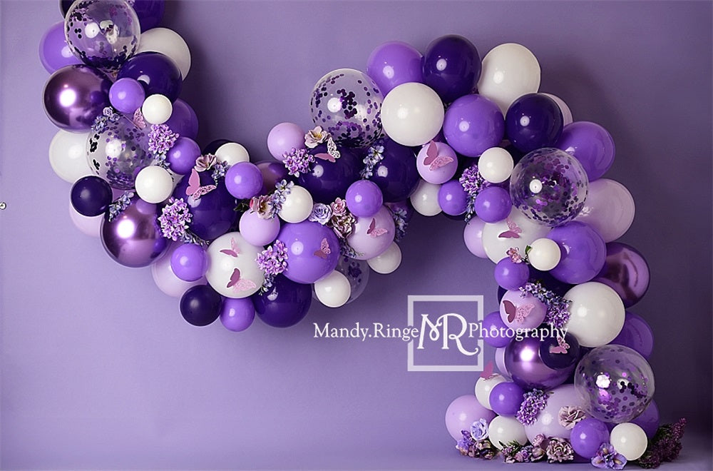 Paarse en witte ballonguirlande met bloemen en vlindersachtergrond ontworpen door Mandy Ringe Photography