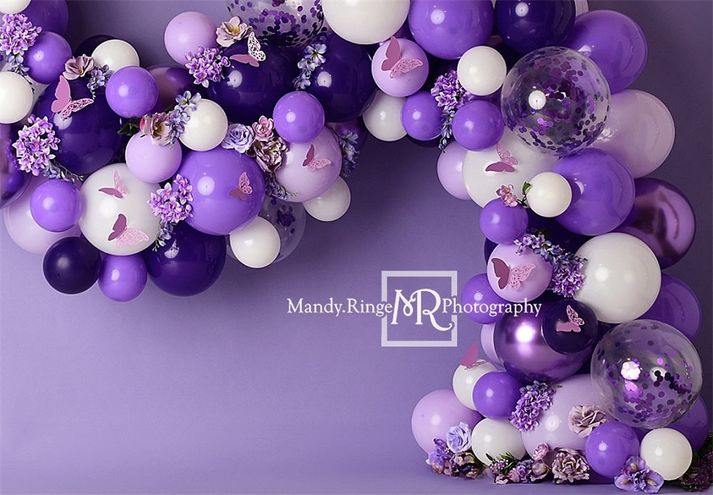 Paarse en witte ballonguirlande met bloemen en vlindersachtergrond ontworpen door Mandy Ringe Photography
