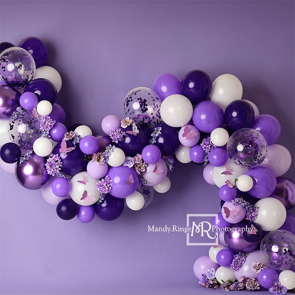 Paarse en witte ballonguirlande met bloemen en vlindersachtergrond ontworpen door Mandy Ringe Photography