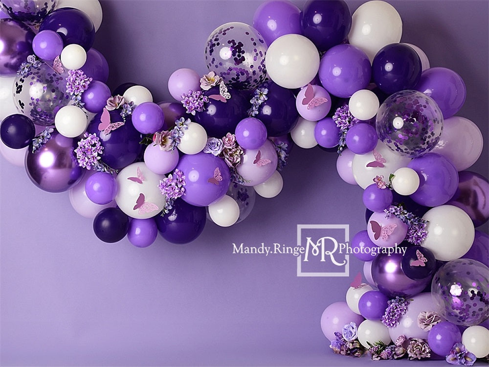 Paarse en witte ballonguirlande met bloemen en vlindersachtergrond ontworpen door Mandy Ringe Photography