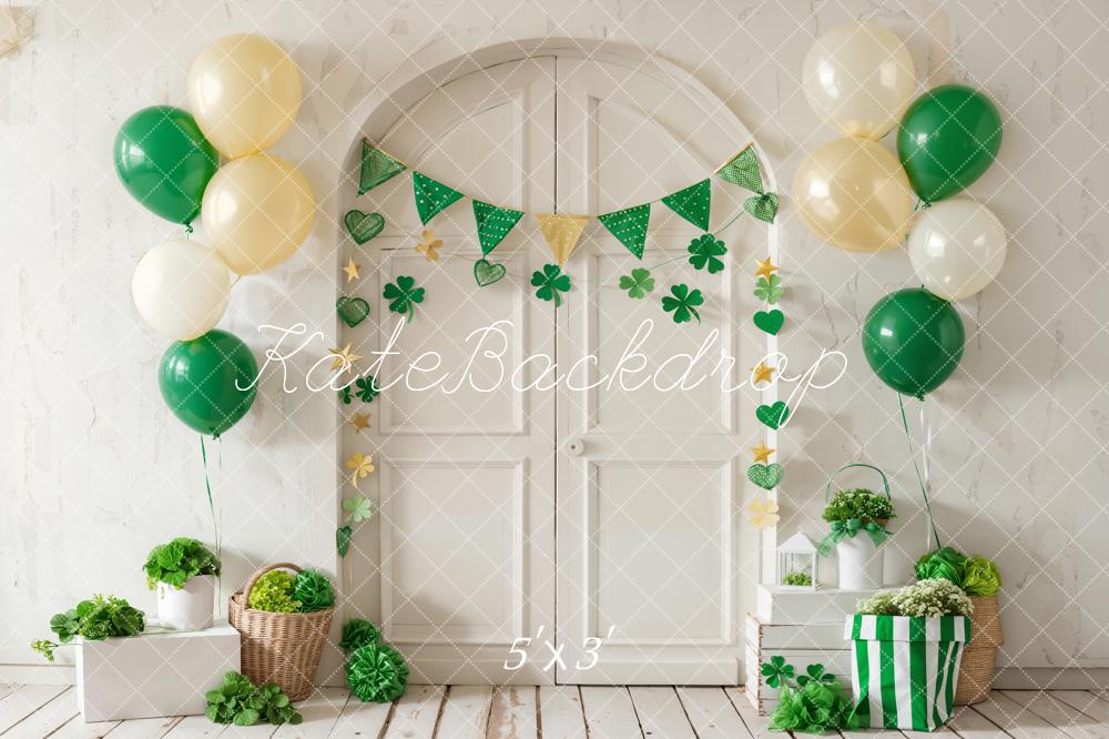 Día de San Patricio, Arco de Globos Verde y Blanco con Trébol y Bandera en la Pared diseñado por Emetselch