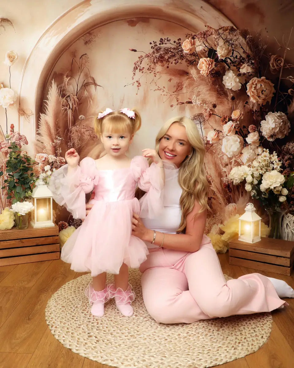 Fondo de Pared Arqueado con Diseño Floral Blanco de Cañas en Color Beige Claro de Estilo Boho por Emetselch