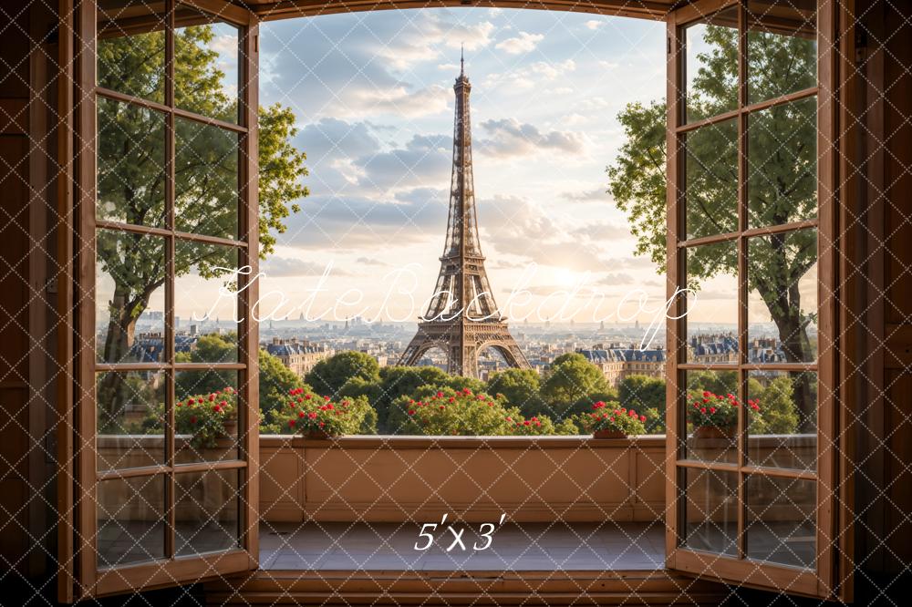 Ventana de balcón de madera oscura en París Torres de la ciudad del bosque Cielo azul y nubes blancas como telón de fondo diseñado por Emetselch