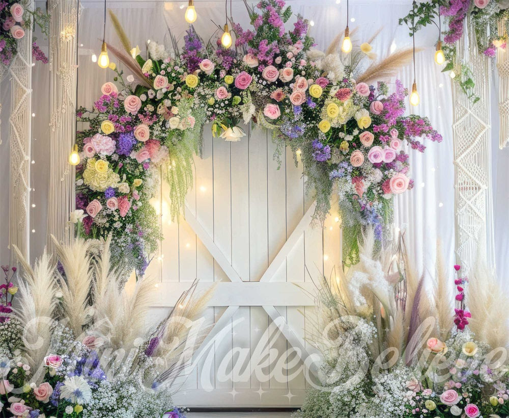 Sfondo stile boho colorato con fiore in arco su porta di fienile progettato da Mini MakeBelieve