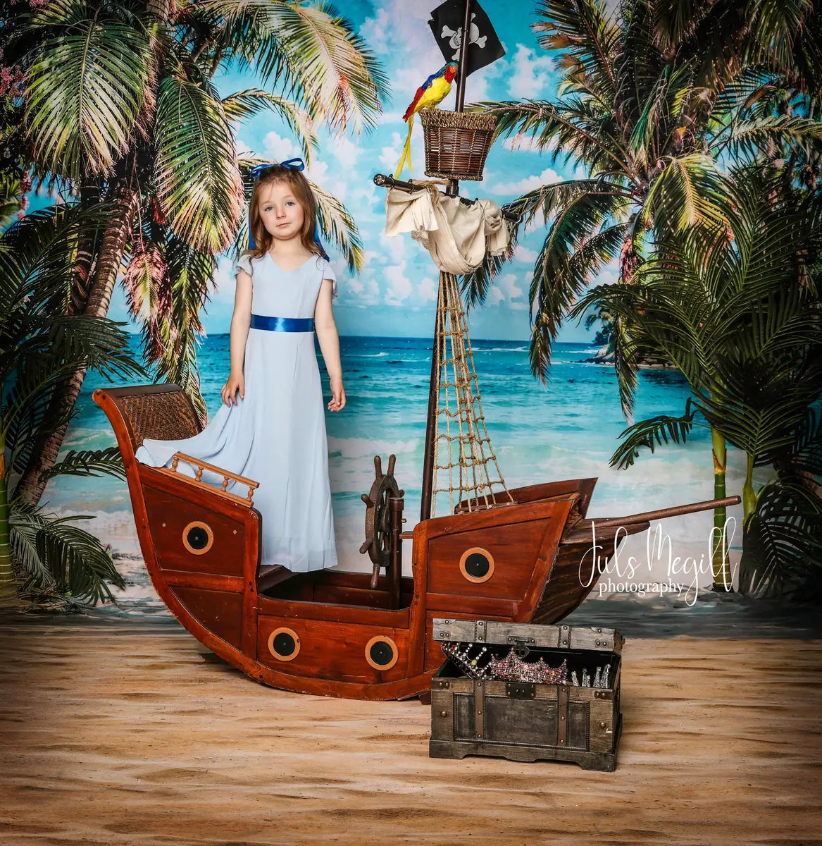 Zomerse zeestrand roze bloem groene boom blauwe lucht witte wolk golven achtergrond ontworpen door Emetselch