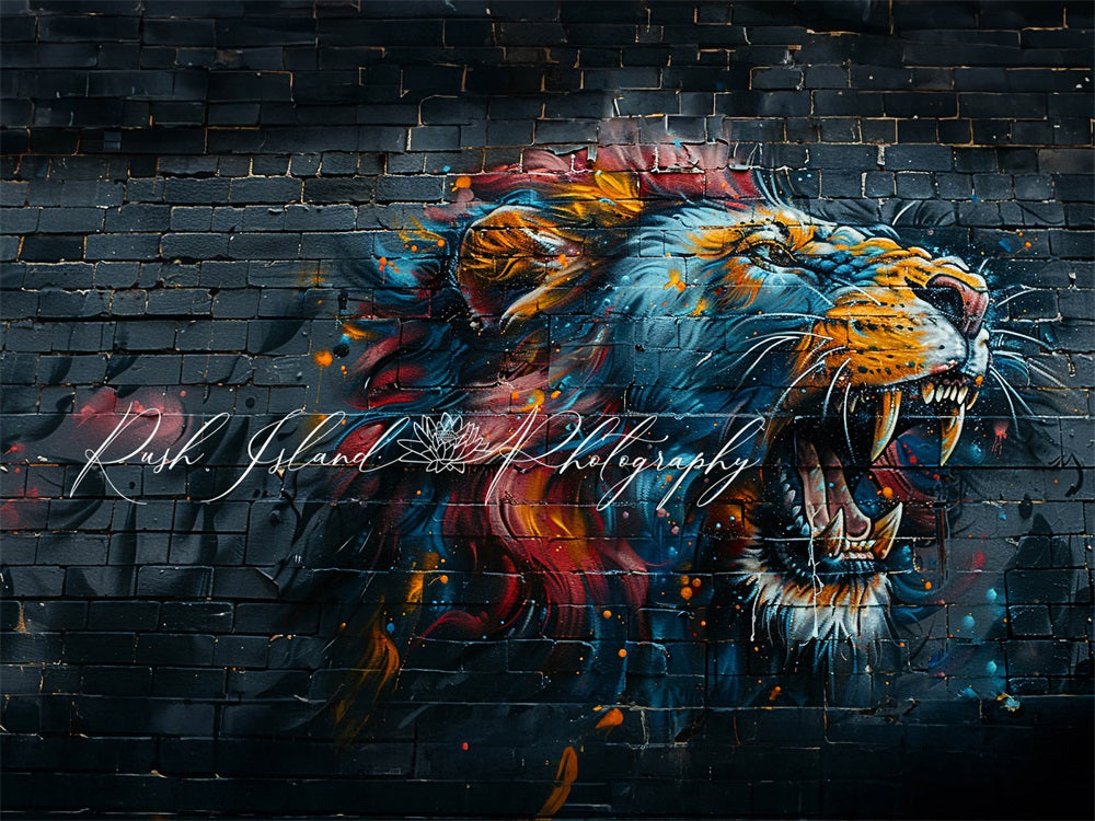 Opera d'arte Graffiti Pittura Leone Feroce Colorato Sfondo Muro di Mattoni Neri Disegnato da Laura Bybee