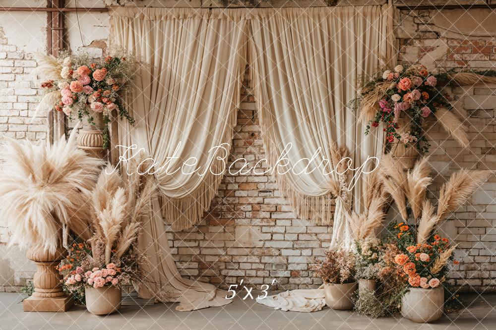 Cortina Boho Reed en rosa, blanco y beige con fondo de pared de ladrillos diseñado por Emetselch