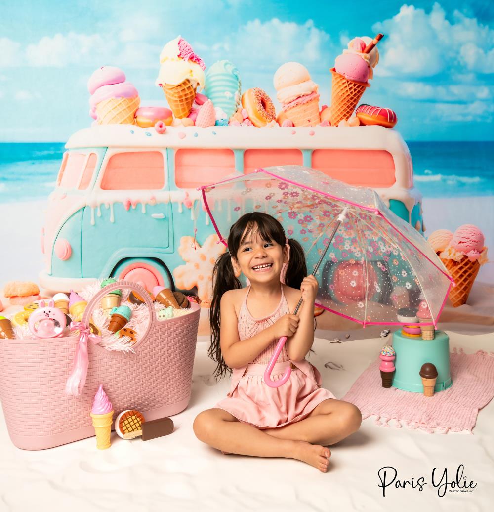 Verano en la playa de verano de dibujos animados rosa y azul con diseño de fondo de coche de juguete de helado fotografiado por Chain Photography