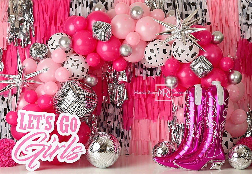 Globo de arco de globos negro, blanco, plateado, rosa glamuroso vaquera con pared de borlas coloridas diseñada por Mandy Ringe Photography