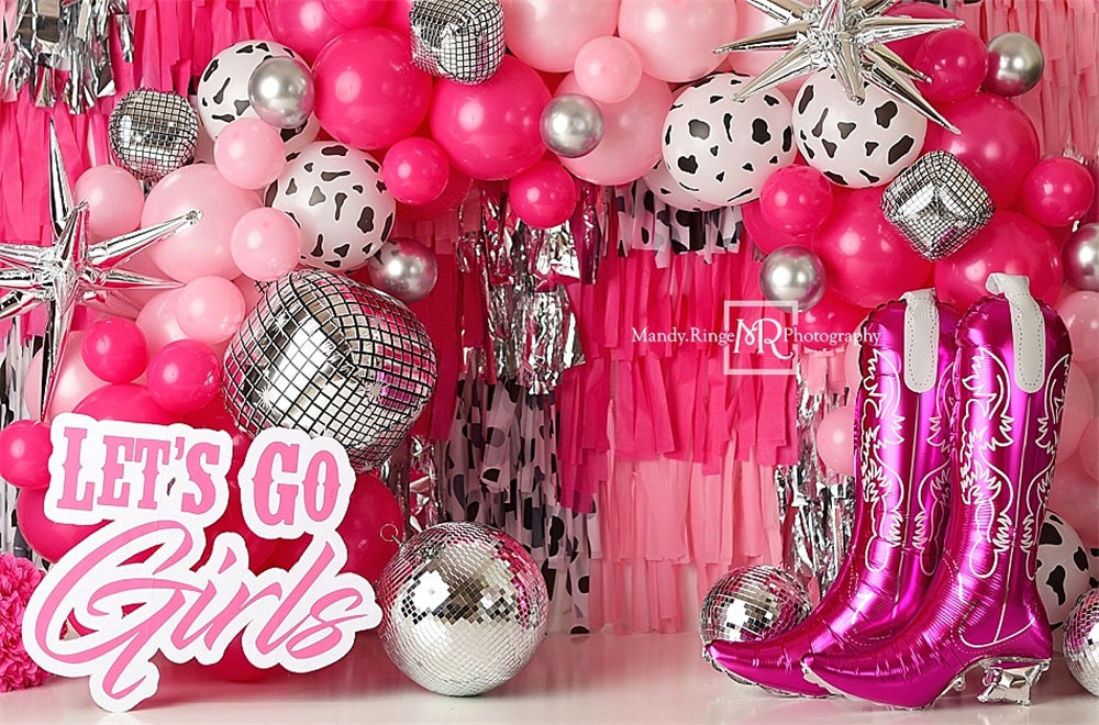 Globo de arco de globos negro, blanco, plateado, rosa glamuroso vaquera con pared de borlas coloridas diseñada por Mandy Ringe Photography