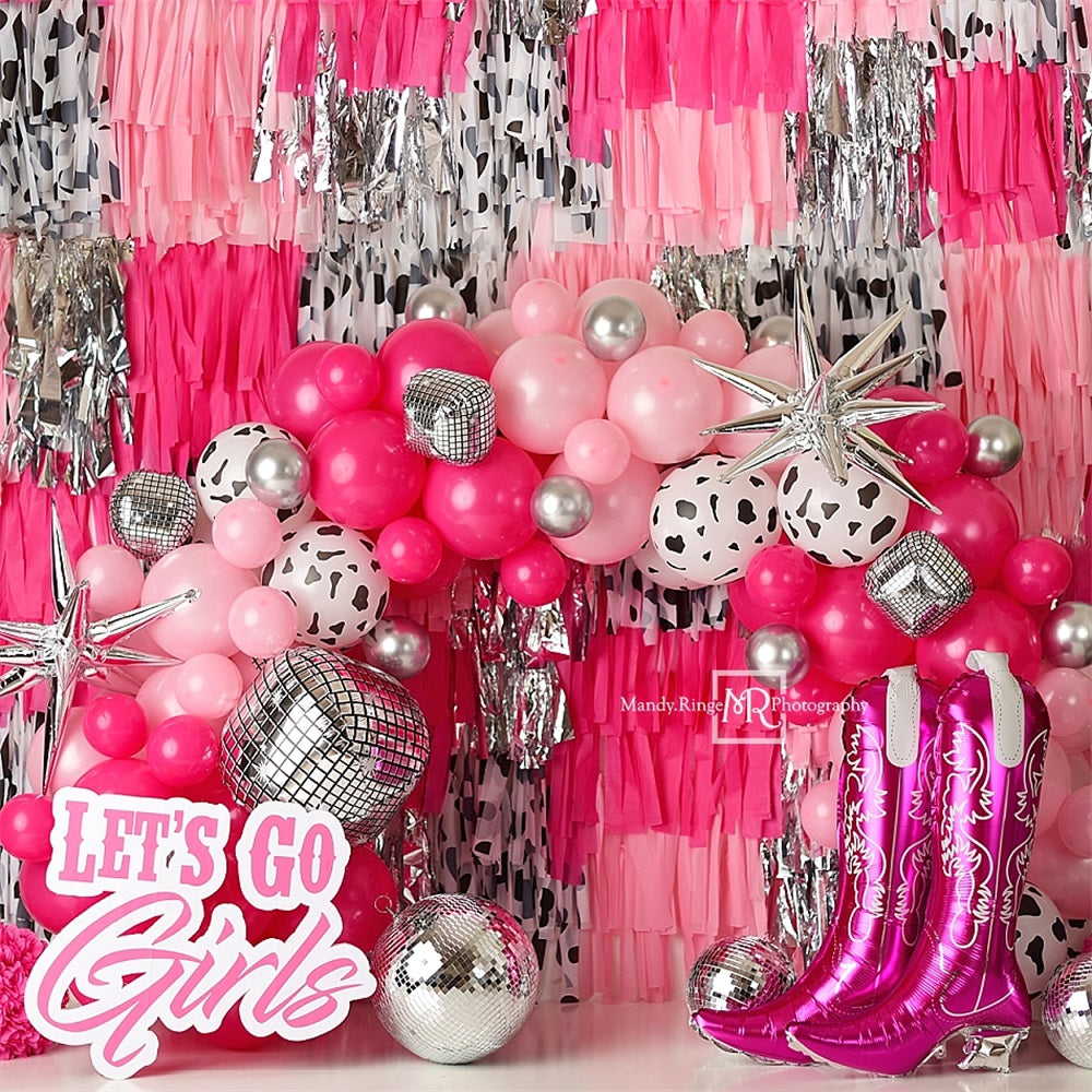 Globo de arco de globos negro, blanco, plateado, rosa glamuroso vaquera con pared de borlas coloridas diseñada por Mandy Ringe Photography