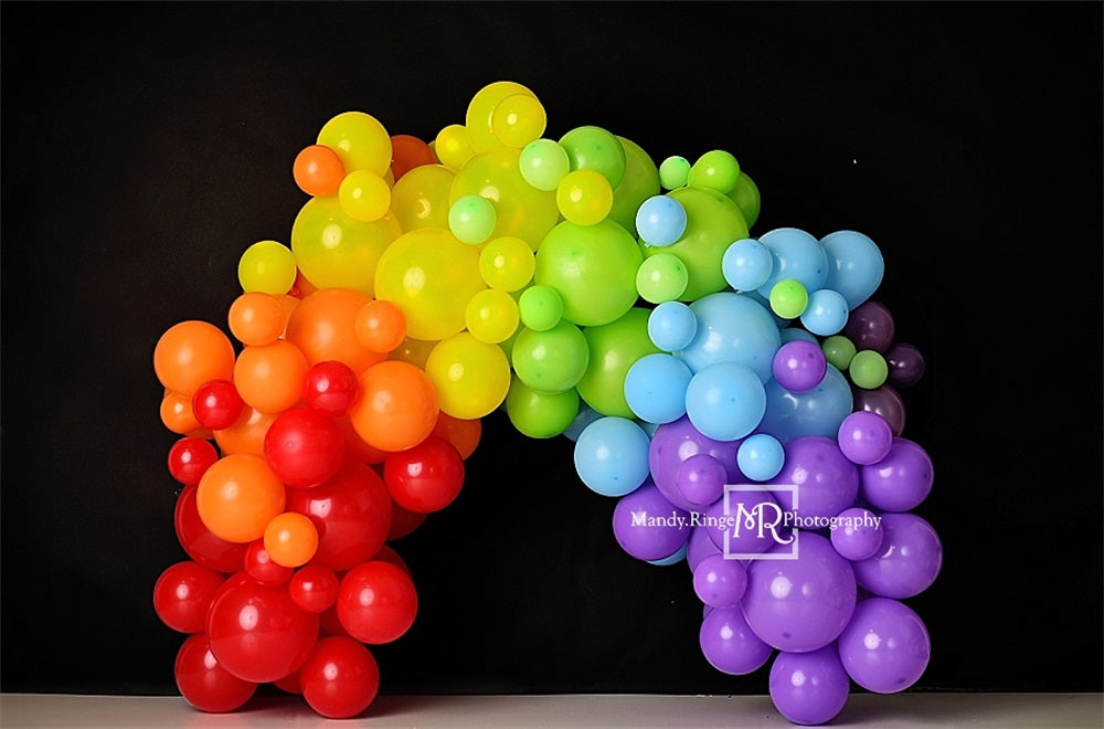 Kleurrijke Regenboogballonnenboog tegen Zwarte Muur Foto Achtergrond Ontworpen door Mandy Ringe Fotografie