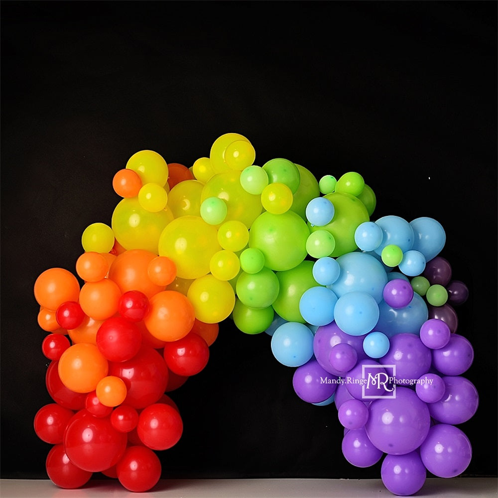 Kleurrijke Regenboogballonnenboog tegen Zwarte Muur Foto Achtergrond Ontworpen door Mandy Ringe Fotografie