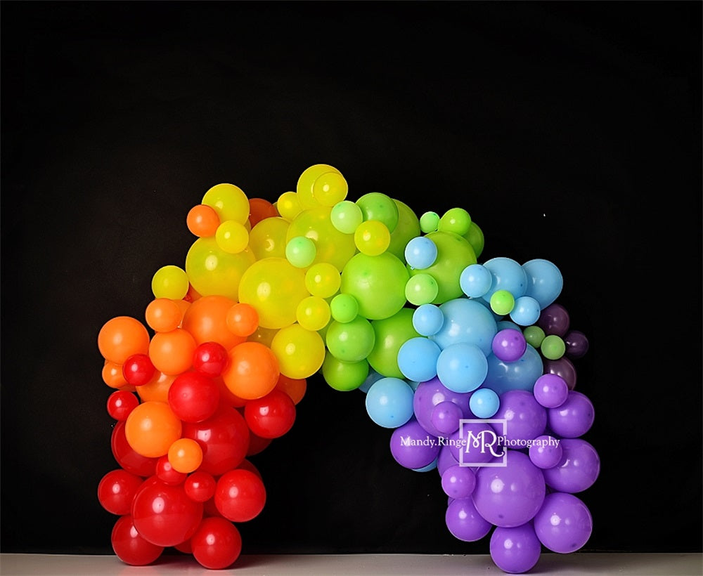 Kleurrijke Regenboogballonnenboog tegen Zwarte Muur Foto Achtergrond Ontworpen door Mandy Ringe Fotografie