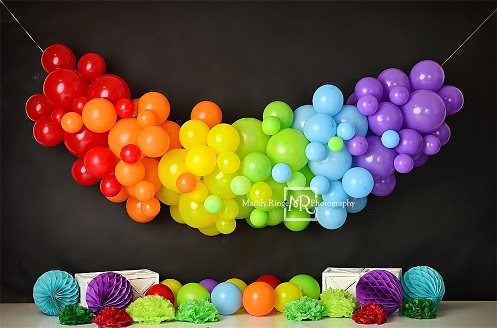 Kleurrijke regenboogballon zwarte wandachtergrond ontworpen door Mandy Ringe Photography.