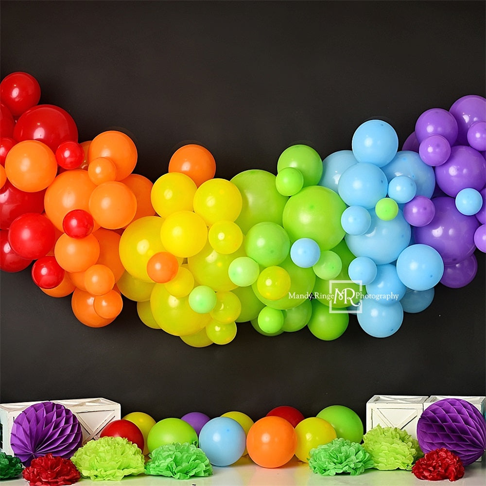 Kleurrijke regenboogballon zwarte wandachtergrond ontworpen door Mandy Ringe Photography.