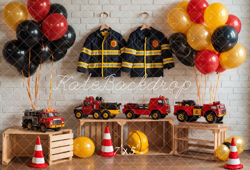 Verjaardagsteam Brandweer Thema Kleurrijke Ballon Speelgoed Auto en Uniform Wit Bakstenen Muur Foto Achtergrond Ontworpen door GQ