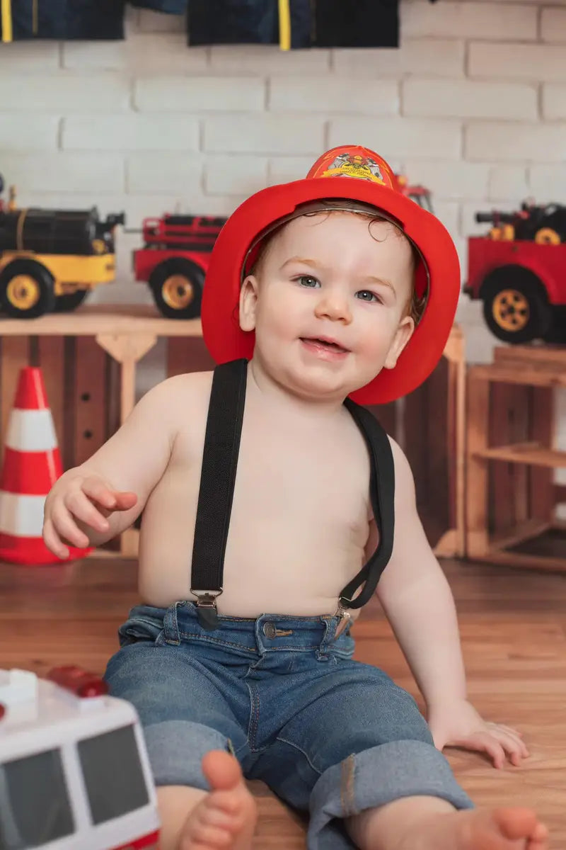 Verjaardagsteam Brandweer Thema Kleurrijke Ballon Speelgoed Auto en Uniform Wit Bakstenen Muur Foto Achtergrond Ontworpen door GQ