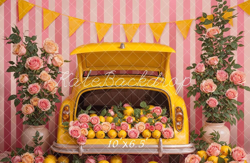Fondo de pared a rayas con diseño de verano rosa, flores amarillas de limón y automóvil, diseñado por Emetselch.