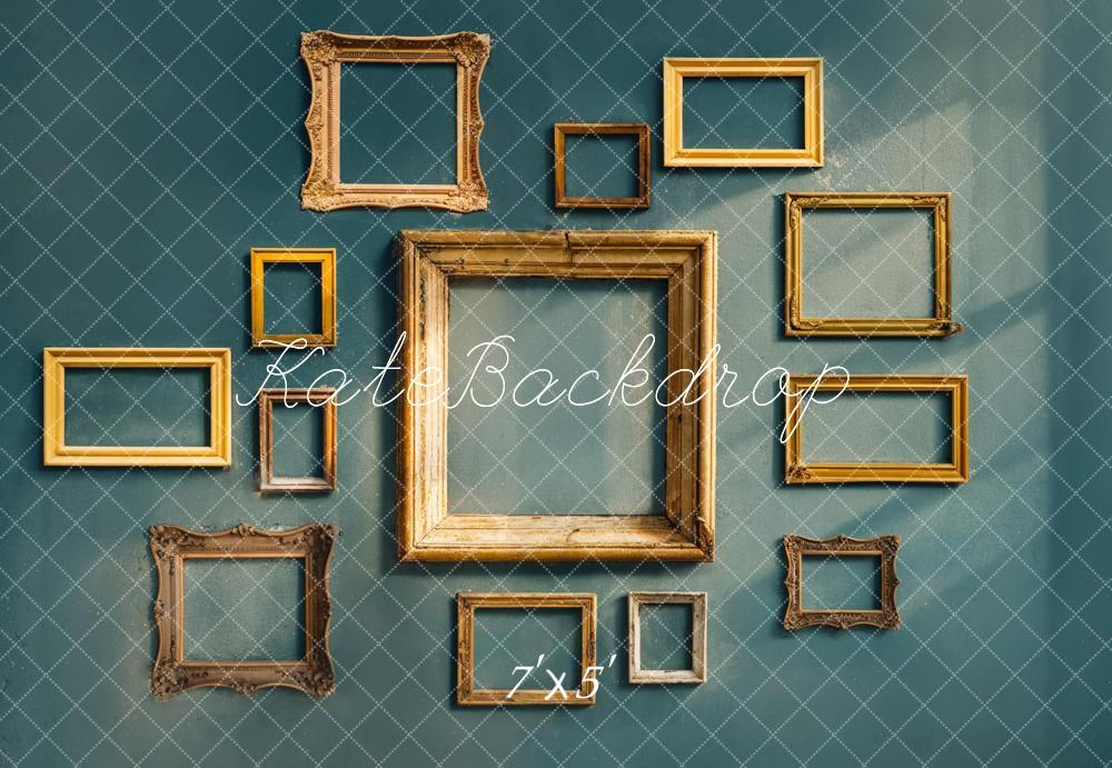 Marco de foto retro dorado con fondo de pared verde oscuro diseñado por Chain Photography