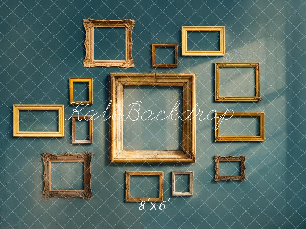 Marco de foto retro dorado con fondo de pared verde oscuro diseñado por Chain Photography