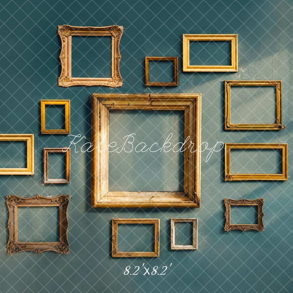 Marco de foto retro dorado con fondo de pared verde oscuro diseñado por Chain Photography