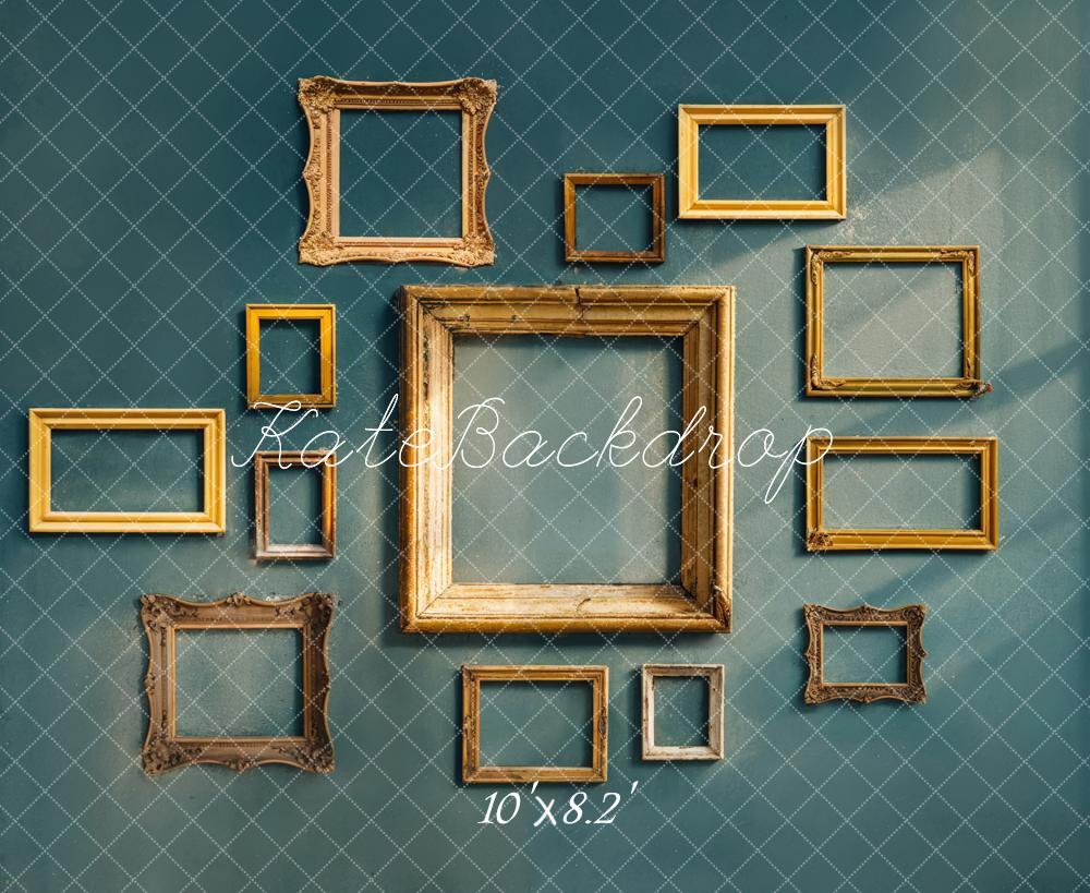 Marco de foto retro dorado con fondo de pared verde oscuro diseñado por Chain Photography