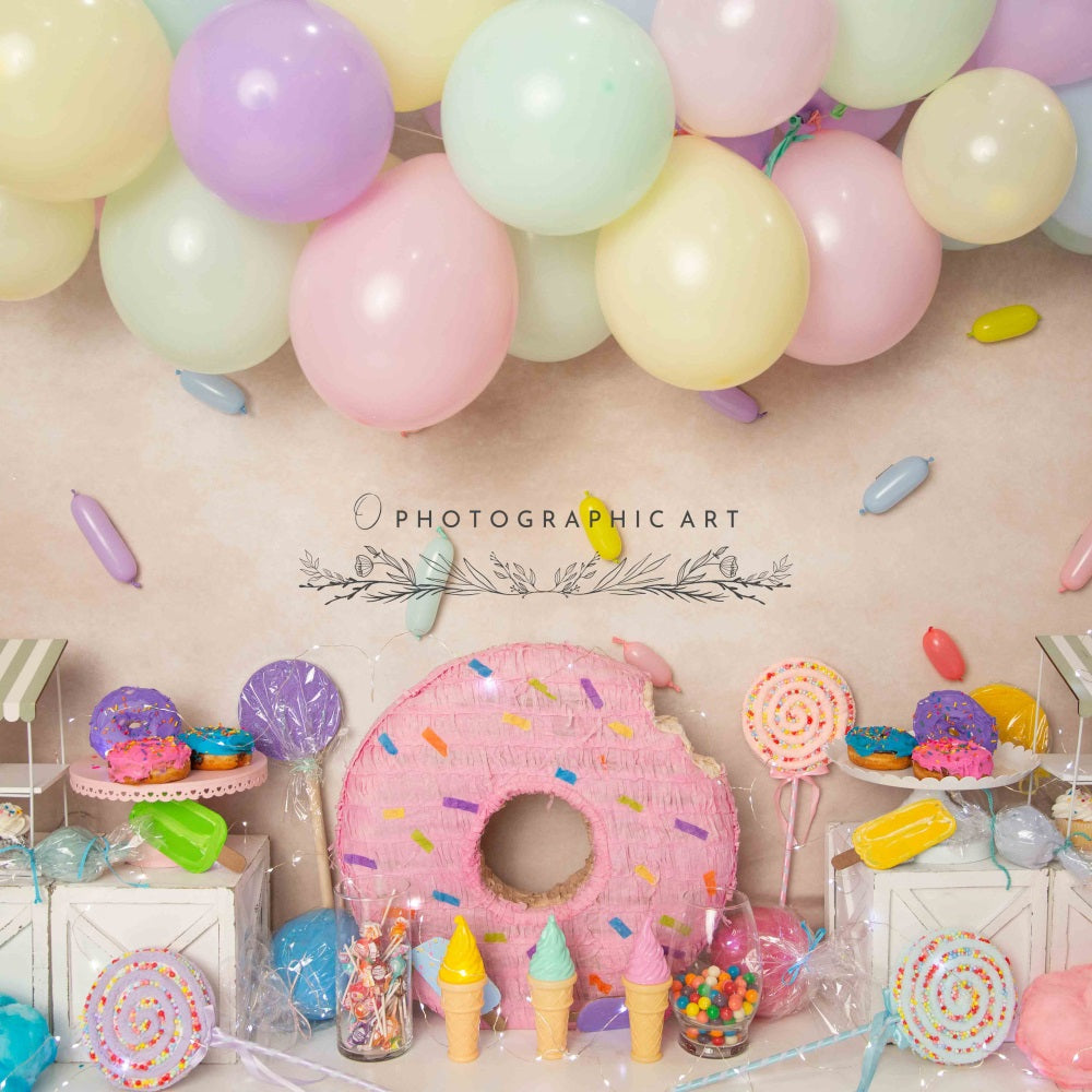 Verjaardagstaart Smash Kleurrijke Ballon Koekje Snoep Beige Achtergrond voor Fotografie Ontworpen door Jenna Onyia