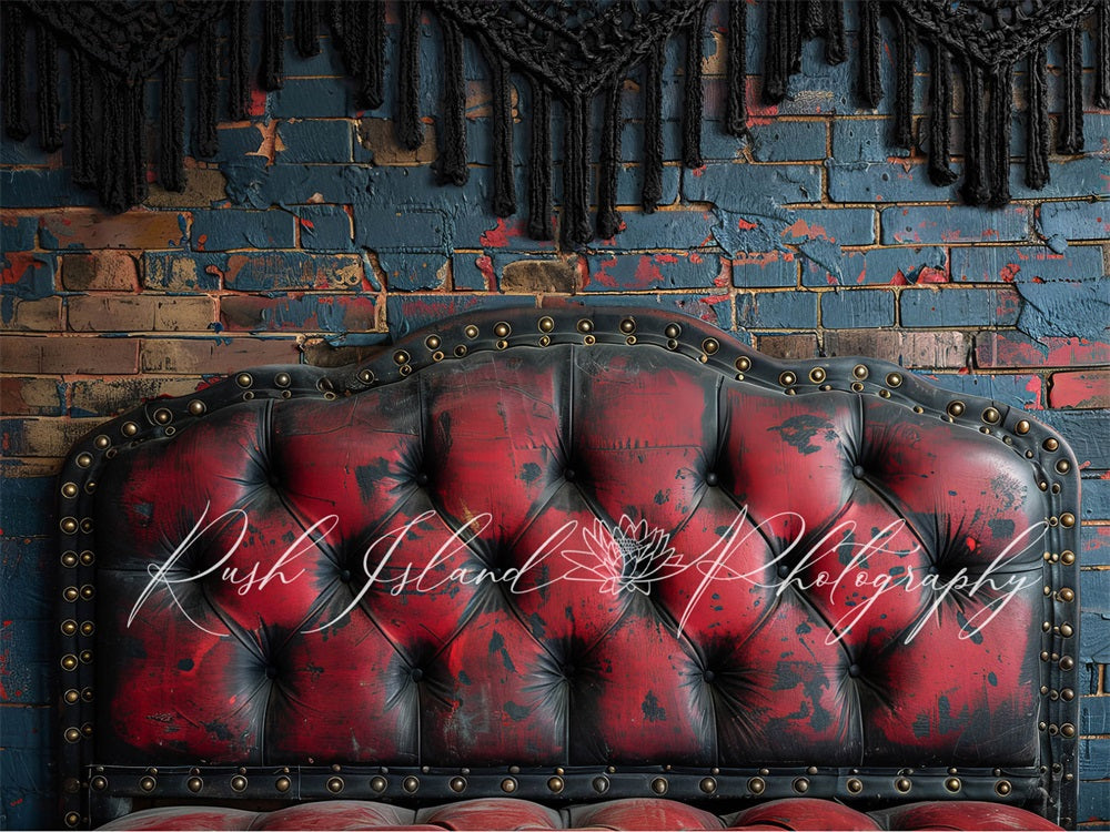 Cabecera retro oscura en rojo con cortina negra y fondo de pared de ladrillo azul, diseñado por Laura Bybee