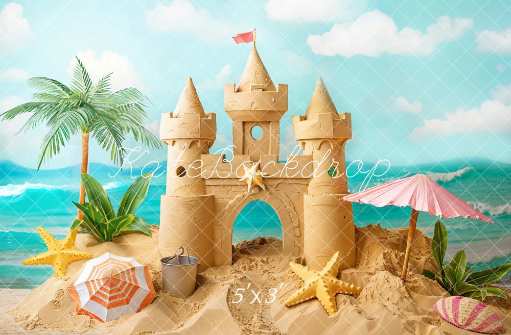 Paraguas de verano en el mar con estrella de mar, concha marina, castillo de arena retro y fondo diseñado por Chain Photography