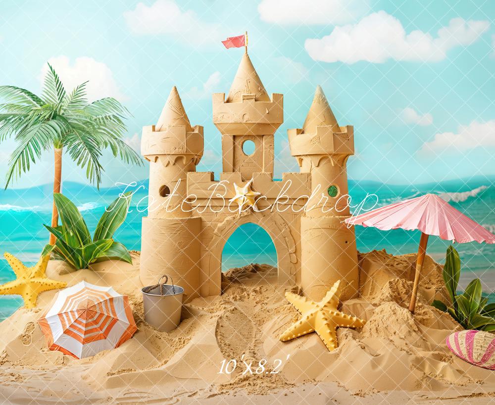 Paraguas de verano en el mar con estrella de mar, concha marina, castillo de arena retro y fondo diseñado por Chain Photography