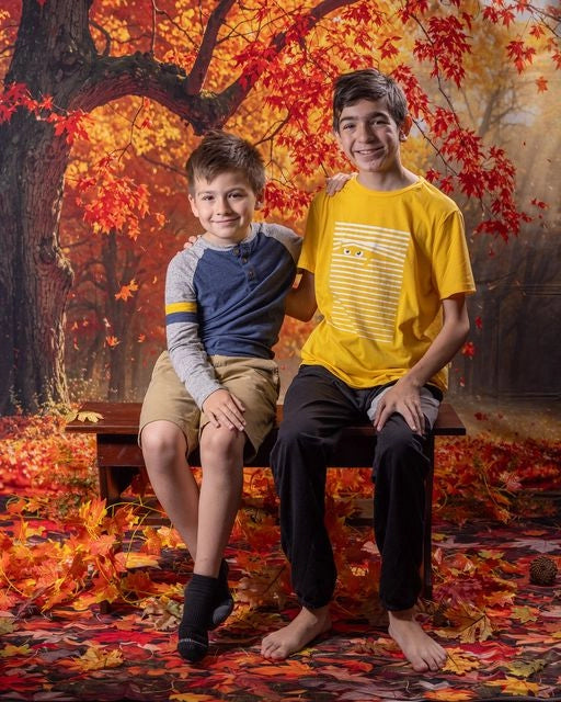 Fondo de árbol de arce rojo con hojas caídas de otoño al aire libre diseñado por Emetselch