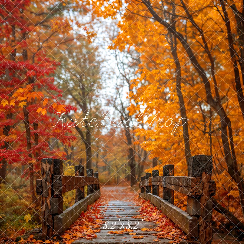 Exterior de Otoño en el Bosque de Arce Rojo con Puente de Madera Marrón Oscuro Diseñado por Emetselch