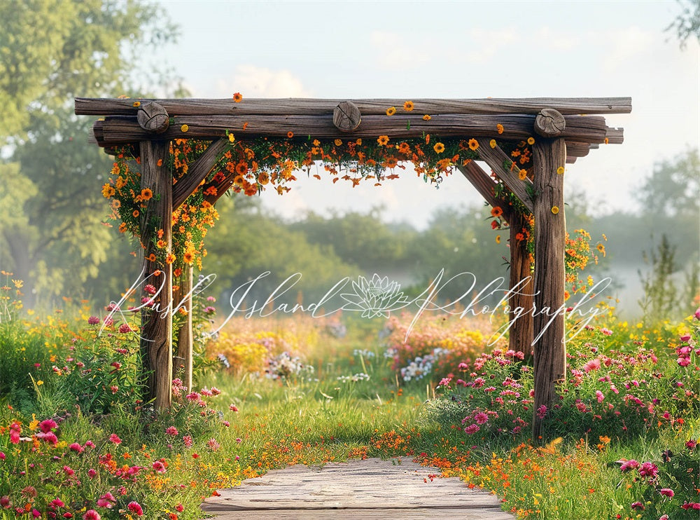 Estivo all'aperto nei boschi con sfondo di traliccio marrone scuro e fiori colorati, progettato da Laura Bybee