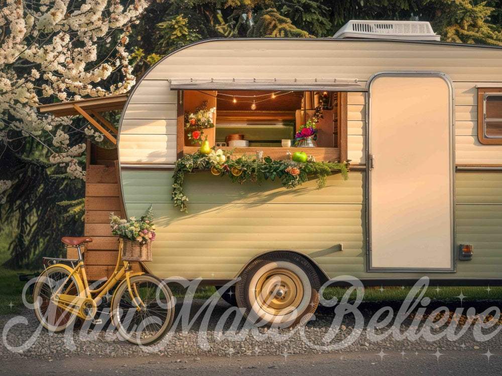 Sfondo per auto e biciclette verdi e bianche progettato da Mini MakeBelieve per lo spazio esterno estivo nei boschi.