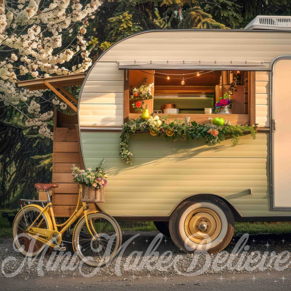 Sfondo per auto e biciclette verdi e bianche progettato da Mini MakeBelieve per lo spazio esterno estivo nei boschi.