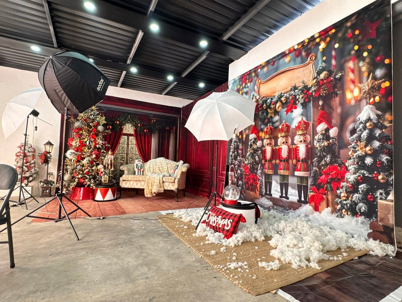 Kerst Foto Achtergrond Arched Window Red Retro Wall Designed by Chain Photography