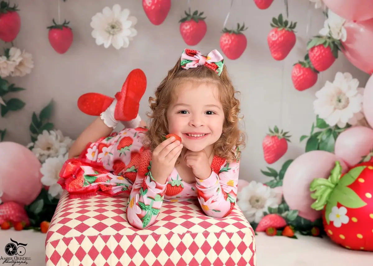 Spring Strawberry Flower Balloon Arch Foto Achtergrond Designed by Emetselch