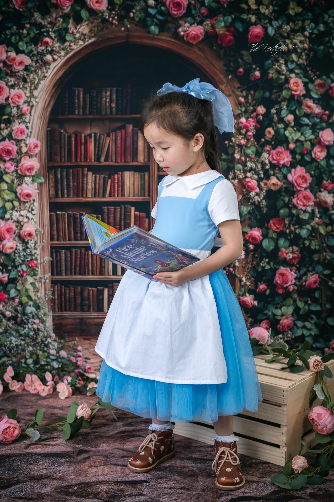 Arco de flores de regreso a la escuela biblioteca fondo diseñado por Emetselch